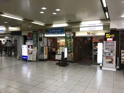 突き当たりにカレー屋さんが見えたら左に曲がって下さい。