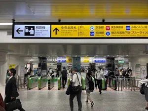 JR中央北改札（または中央南改札）から出て西口方面にお進みください。