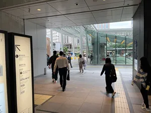 まっすぐ進み西口から外に出て、左にお進みください。