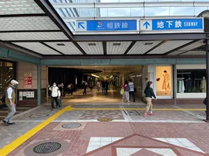 まっすぐ進み、駅ビル（JOINUS）内をお進みください。
