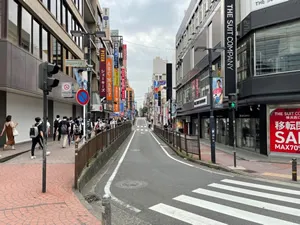 左斜め前の道をお進みください。