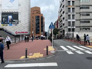 橋を渡って100mほど進んでください。